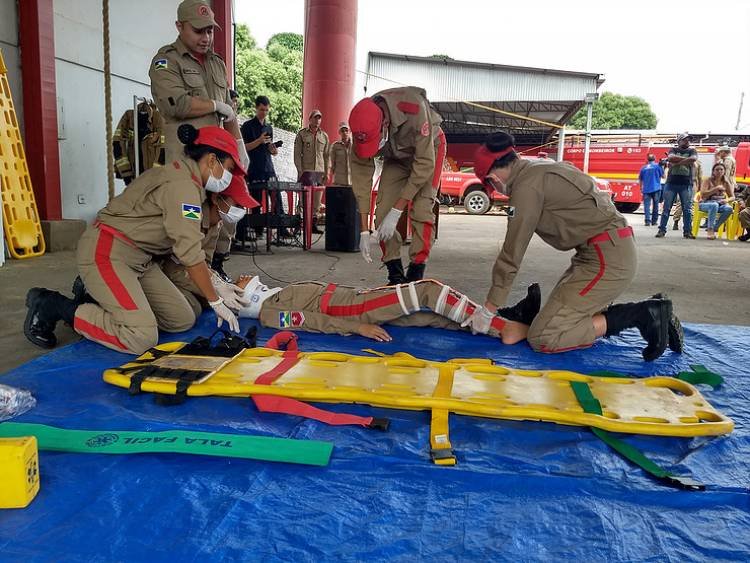 Bombeiro Militar Mirim de Ariquemes integra evento alusivo ao dia nacional do bombeiro