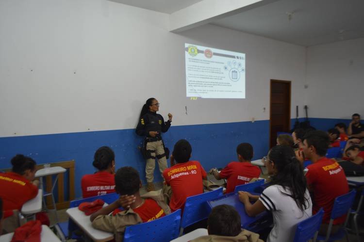 Bombeiro Militar Mirim participa de Instrução de Educação no trânsito com a Polícia Rodoviária Federal