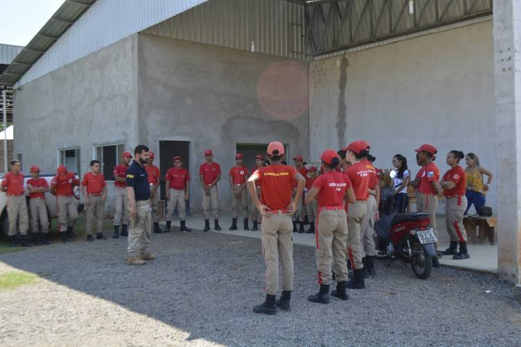Bombeiro Militar Mirim participa de Instrução de Educação no trânsito com a Polícia Rodoviária Federal