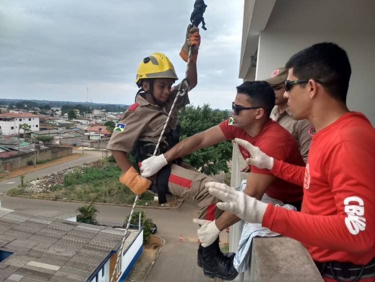Bombeiro Militar Mirim participa de Instrução de Salvamento em Altura em prédio