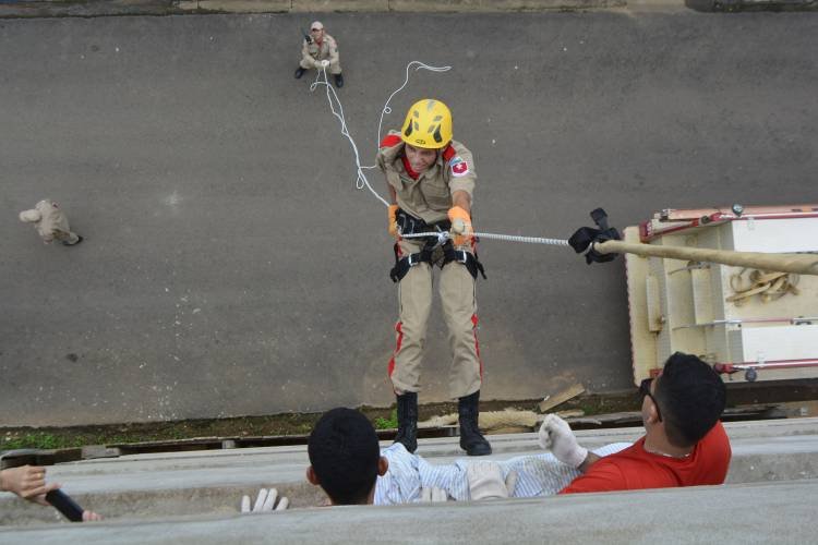Bombeiro Militar Mirim participa de Instrução de Salvamento em Altura em prédio